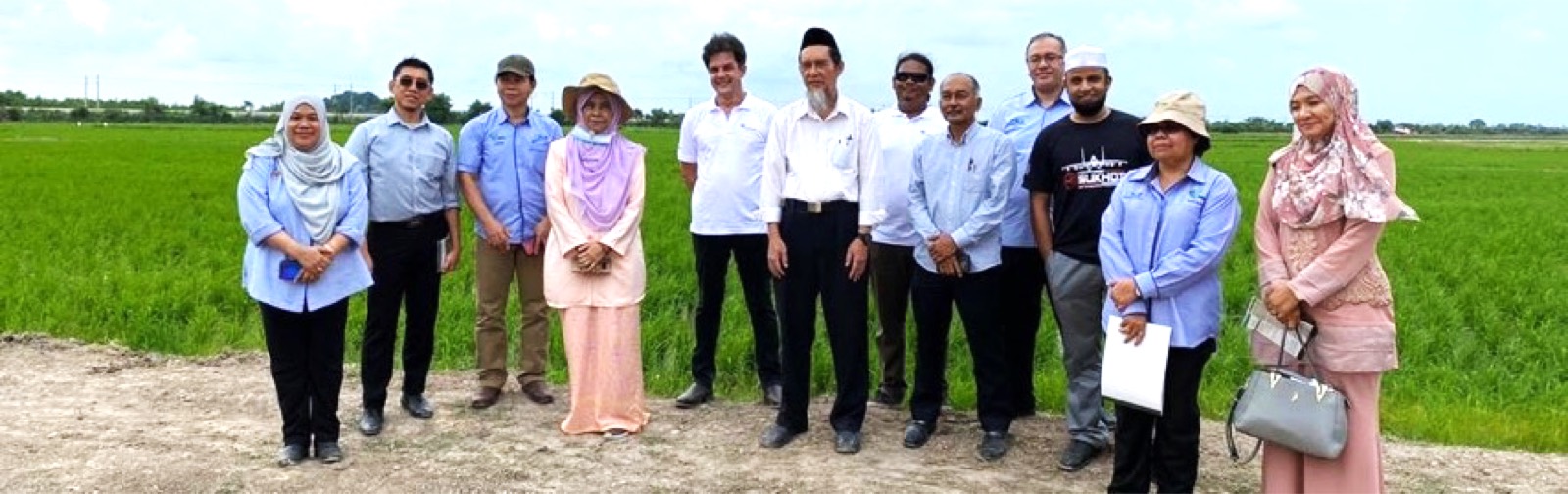 Visiting delegation at the test farm